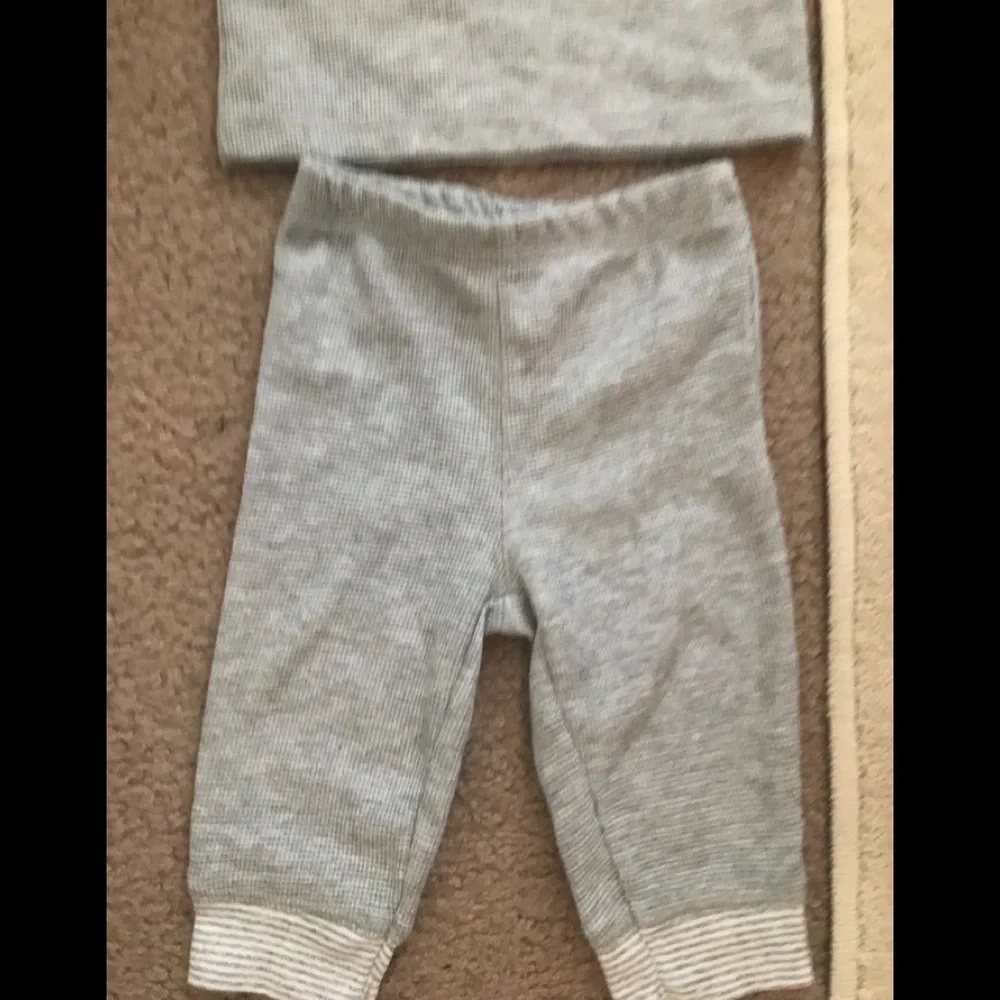 Carter’s 2 piece Giraffe outfit